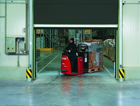 Тонкие скоростные ворота Hormann V 4015 Iso L с высокой теплоизоляцией для складов где хранят свежие продукты