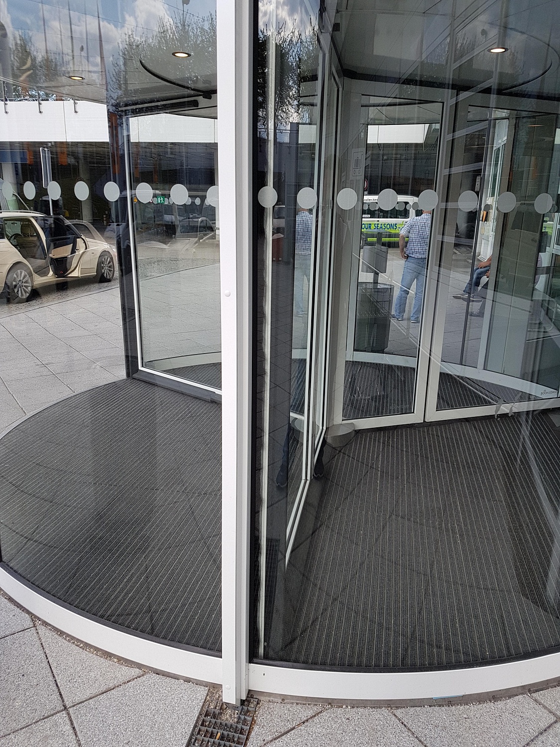 Заказать установку автоматических дверей в Батайске. Монтаж выполняется командой профессионалов с опытом работы более 9 лет. 