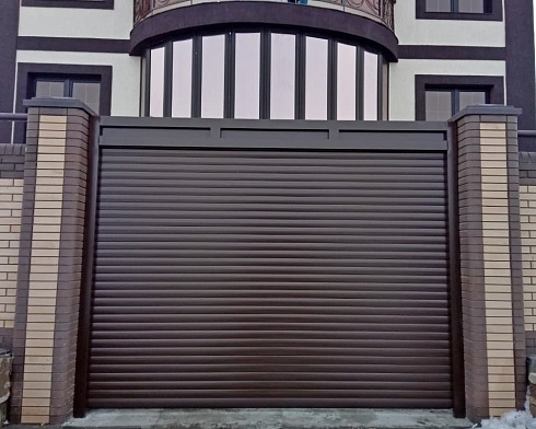 Роллетные ворота Алютех серии Prestige со сплошным алюминиевым профилем роликовой прокатки AG/77 с доставкой в Батайске 